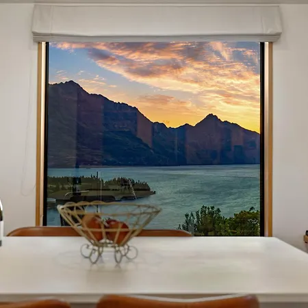 Sun-Filled On Wakatipu Villa